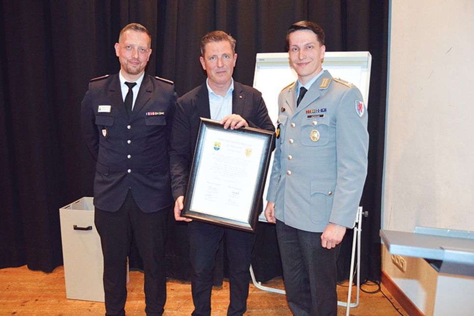 Patenkompanie übergibt Urkunde an die Gemeinde Ratekau