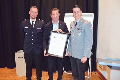 Patenkompanie übergibt Urkunde an die Gemeinde Ratekau