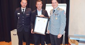 Patenkompanie übergibt Urkunde an die Gemeinde Ratekau