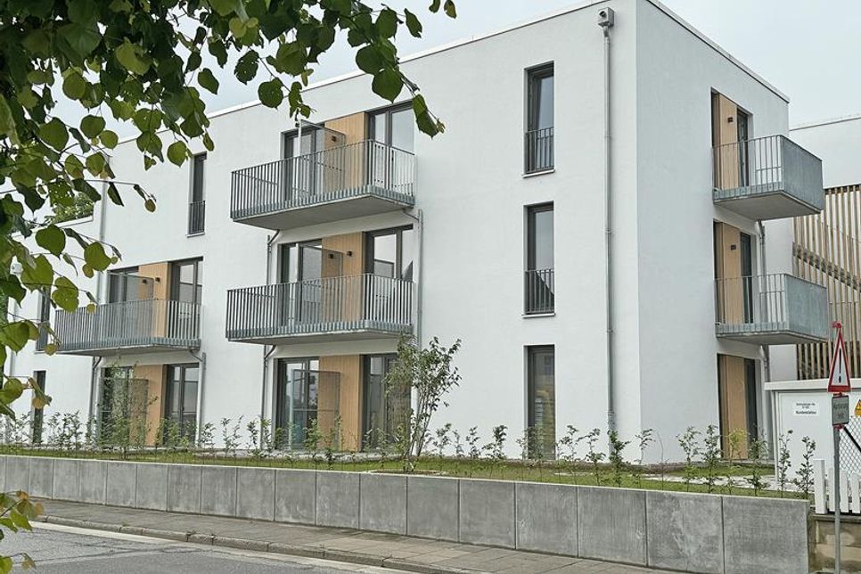 Außenansicht eines Gebäudes von der Bahnhofstraße gesehen.