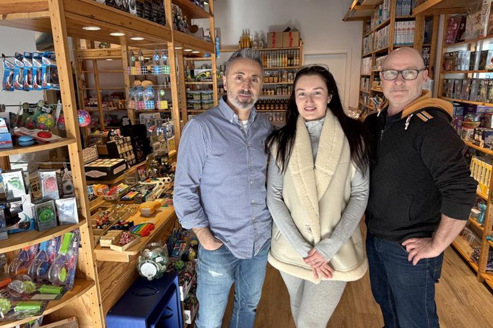 Die beiden neuen Geschäftsführer Mensur Hyseni (lks.) und Liubov Bodnar mit Alex Runow aus dem erfahrenen „Käpt‘n Holzbein“-Team.