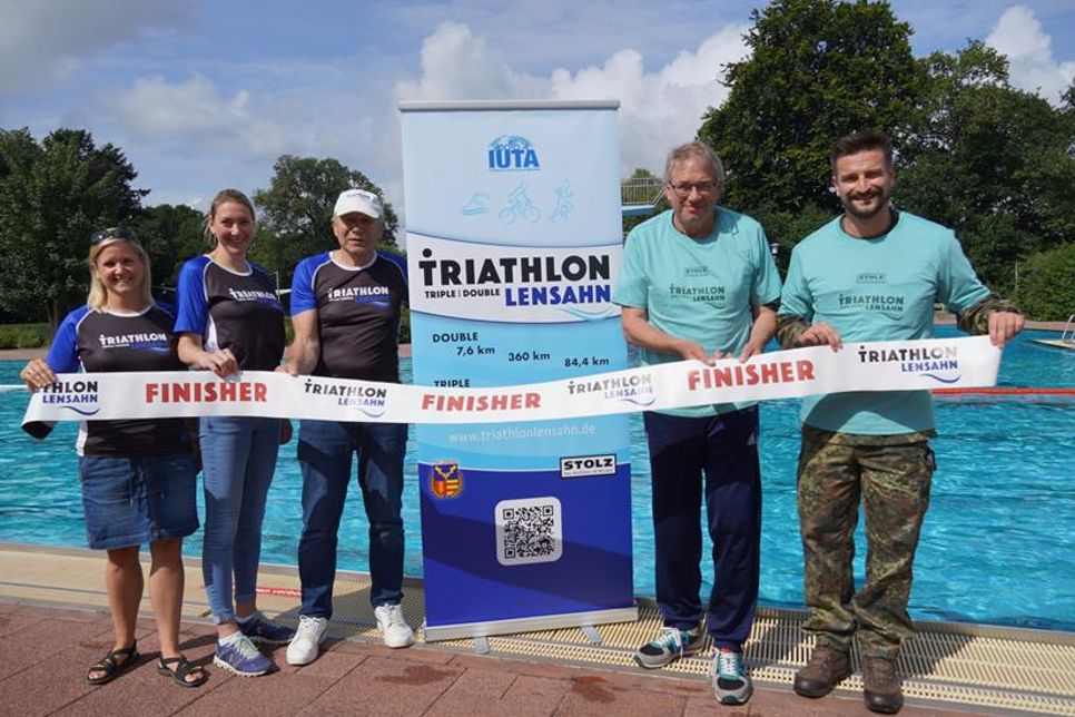 Freuen sich auf ein sportliches Wochenende der Superlative: Nadine Zahradnik, Stefanie Hay und Wolfgang Kulow aus dem Orga-Team, Bürgervorsteher Klaus Winter sowie David Cacic, Major und Kompaniechef der 3. Kompanie des Aufklärungsbataillon 6 „Holstein“ aus Eutin. (v. lks.).