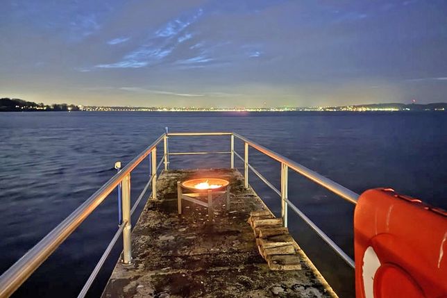 Mit Feuerschalen greift die Seebadeanstalt das Biikebrennen auf und holt das Brauchtum von der nordfriesischen Küste an die Kieler Förde.