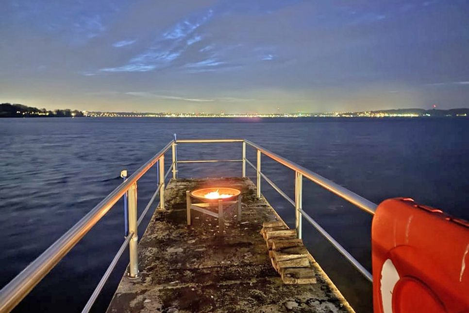 Mit Feuerschalen greift die Seebadeanstalt das Biikebrennen auf und holt das Brauchtum von der nordfriesischen Küste an die Kieler Förde.