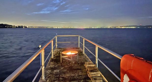 Mit Feuerschalen greift die Seebadeanstalt das Biikebrennen auf und holt das Brauchtum von der nordfriesischen Küste an die Kieler Förde.