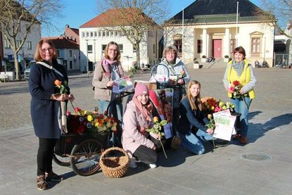 Ließen Blumen sprechen und informierten über fairen Handel: Lida Winter (Seniorenbeirat), Britta Hay (Bürgerin), Vera Borsdorff (Rewe Haase), Gabriele Weber (Seniorenbeirat), Nachhaltigkeitsmanagerin Lina Knoop und Burgunde Böckel vom Seniorenbeirat (v. lks.).