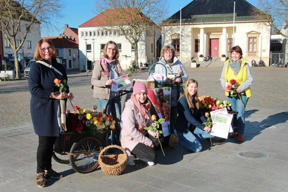 Ließen Blumen sprechen und informierten über fairen Handel: Lida Winter (Seniorenbeirat), Britta Hay (Bürgerin), Vera Borsdorff (Rewe Haase), Gabriele Weber (Seniorenbeirat), Nachhaltigkeitsmanagerin Lina Knoop und Burgunde Böckel vom Seniorenbeirat (v. lks.).