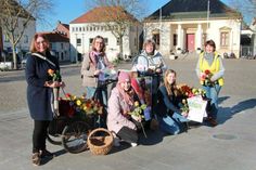 Ließen Blumen sprechen und informierten über fairen Handel: Lida Winter (Seniorenbeirat), Britta Hay (Bürgerin), Vera Borsdorff (Rewe Haase), Gabriele Weber (Seniorenbeirat), Nachhaltigkeitsmanagerin Lina Knoop und Burgunde Böckel vom Seniorenbeirat (v. lks.).