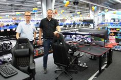Geschäftsführer Mario Brockhusen (re.) und der stellvertretende Marktleiter Norman Bock im neuen Gamingbereich, in dem die unterschiedlichsten Spiele und Hersteller ausprobiert werden können.