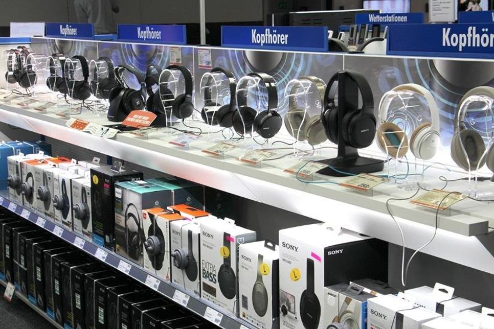 Bis zu 16 verschiedene Bügelkopfhörer können bei expert getestet werden - übrigens auch mit Musik vom eigenen Smartphone.