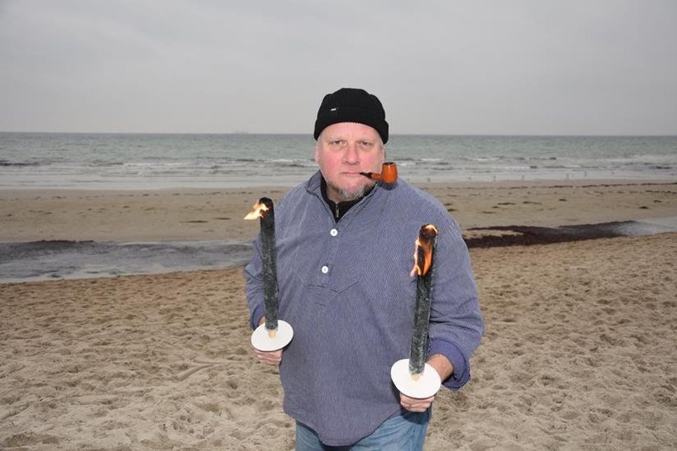 Die Fackel ist der Zeitmesser des Theaterstücks am Strand.