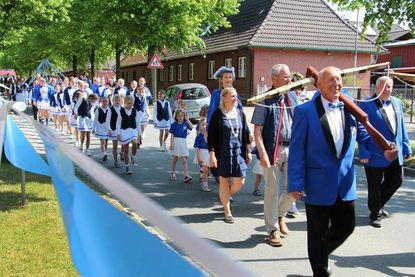 Entlang der blau-weiß geschmückten Straßen ging der Festumzug einmal durch den ganzen Ort.