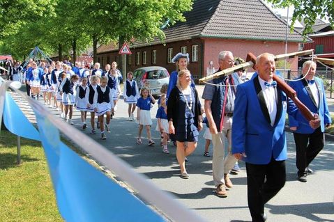 Entlang der blau-weiß geschmückten Straßen ging der Festumzug einmal durch den ganzen Ort.