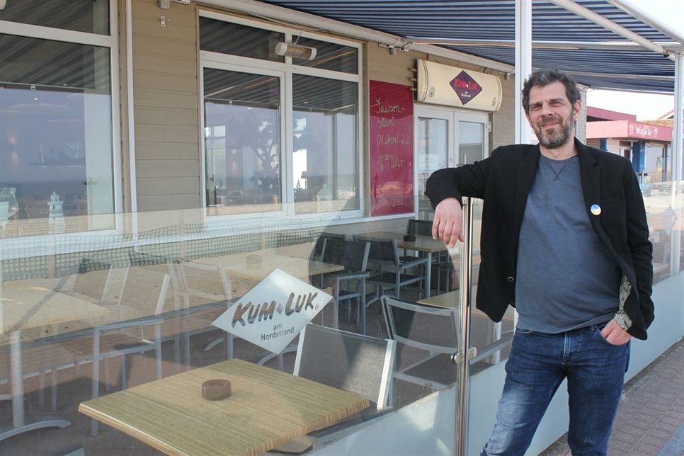 Matthias Hornig vor dem „Kum Luk“ in Dahme, An der Strandpromenade 41.