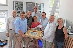 Gratulationen und Geschenke zum Kauf der 30000. Karte erhielt Dorit Ernst (Mitte) von (von links) Bürgervorsteher Dieter Holst, Geschäftsführer Falk Herzog, Weinhändler Stefan Knorr, Festspiele- Gesellschafter Dr. Joachim Scheele, Bürgermeister Carsten Behnk, Bäckereichef Hans-Peter Klausberger und Intendantin Dominique Caron. Foto: Horstmann/NEF
