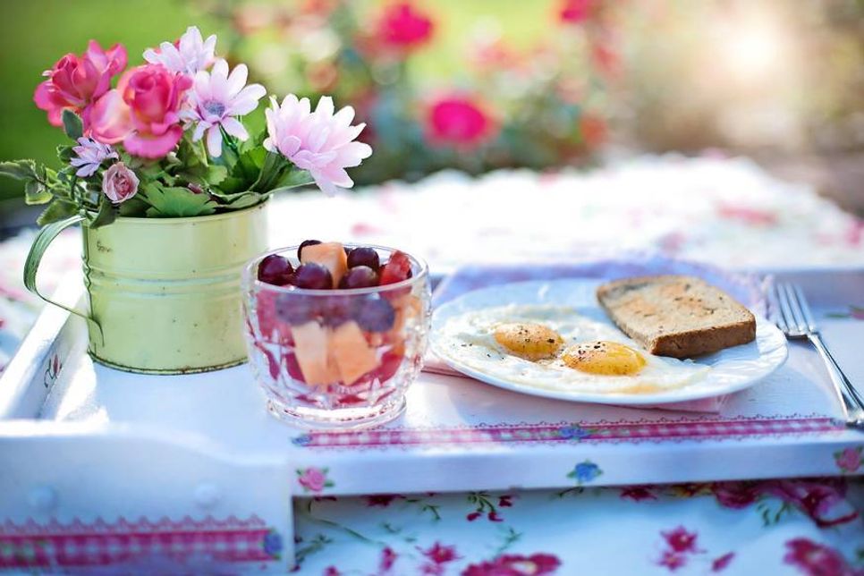 Der Klassiker zum Muttertag: Frühstück und Blumen.