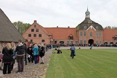 Die Fans warteten geduldig und voller Spannung auf den Einlass in die Reetdachscheune.