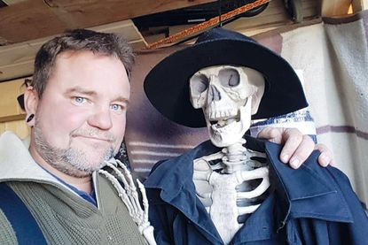 Halloween-Fan Dieter Oest sammelt jedes Jahr neue Masken und Requisiten für den „Tunnel des Grauens“. Jetzt musste er das Event aufgrund der erhöhten Zahl an Corona-Fällen leider absagen!