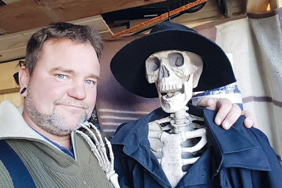 Halloween-Fan Dieter Oest sammelt jedes Jahr neue Masken und Requisiten für den „Tunnel des Grauens“. Jetzt musste er das Event aufgrund der erhöhten Zahl an Corona-Fällen leider absagen!