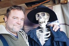 Halloween-Fan Dieter Oest sammelt jedes Jahr neue Masken und Requisiten für den „Tunnel des Grauens“. Jetzt musste er das Event aufgrund der erhöhten Zahl an Corona-Fällen leider absagen!