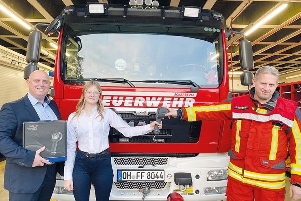 Malte Levgrün (links) mit seiner Tochter Emily bei der Übergabe mit Ortswehrführer Sebastian Levgrün.