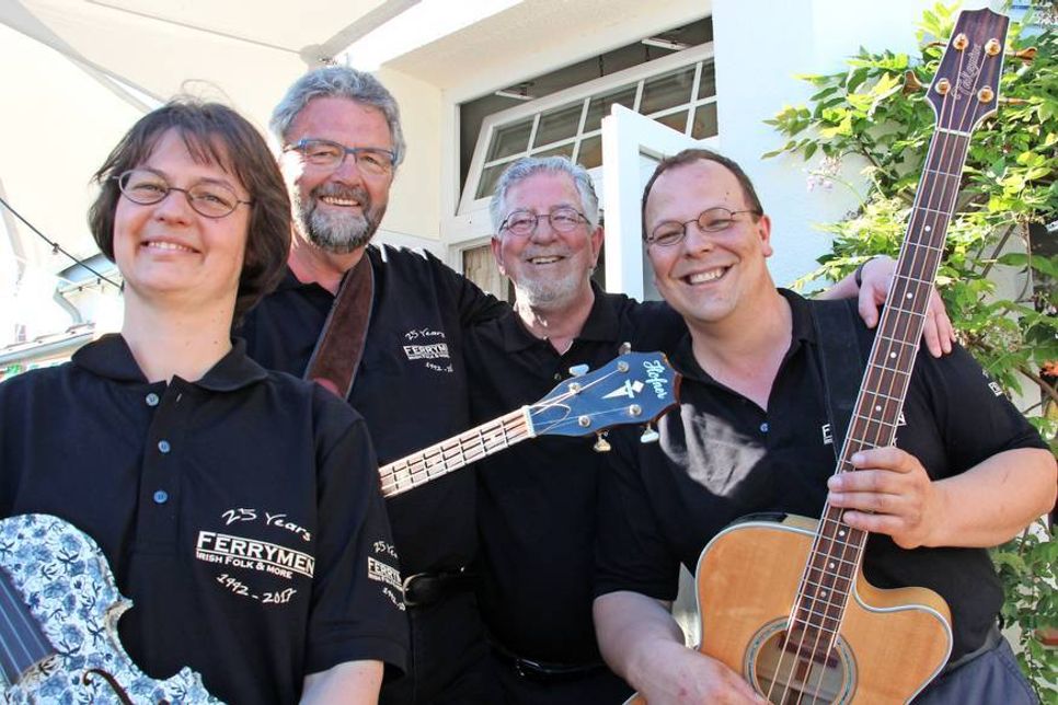 Eingespielt und sympathisch: Sandra Rindfleisch, Joachim Tholema, André Bachmann und Frank McKean (v. lks.) sind „Ferrymen“.