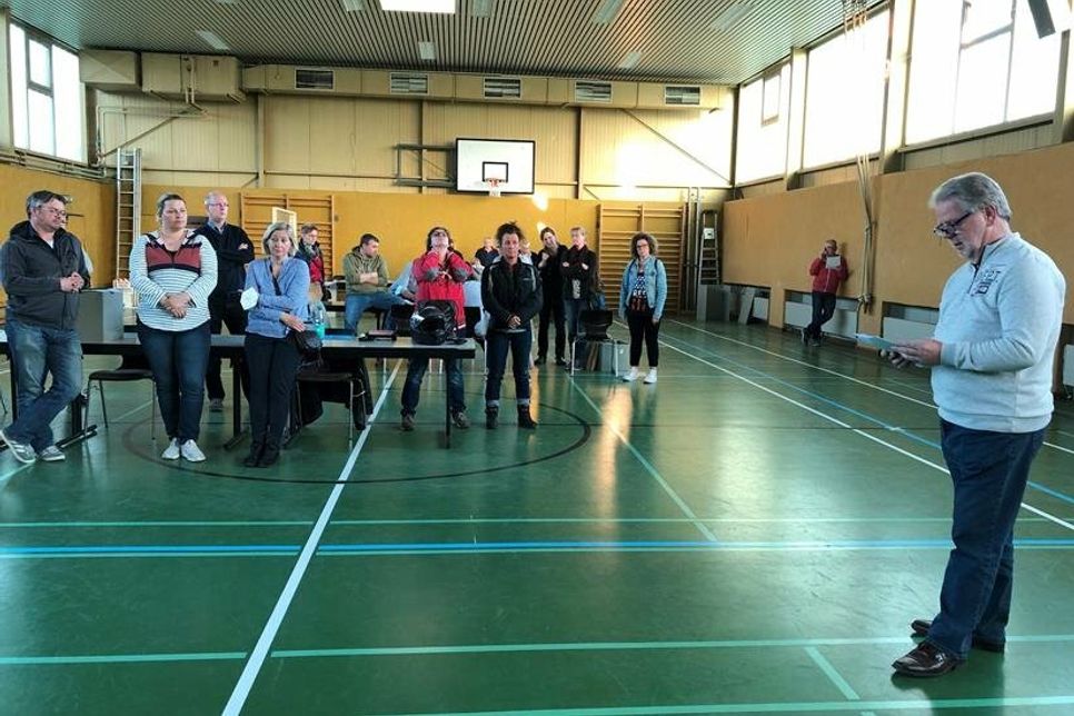 Bürgermeister Rainer Holtz verkündete das Abstimmungsergebnis in der Merkendorfer Mehrzweckhalle.