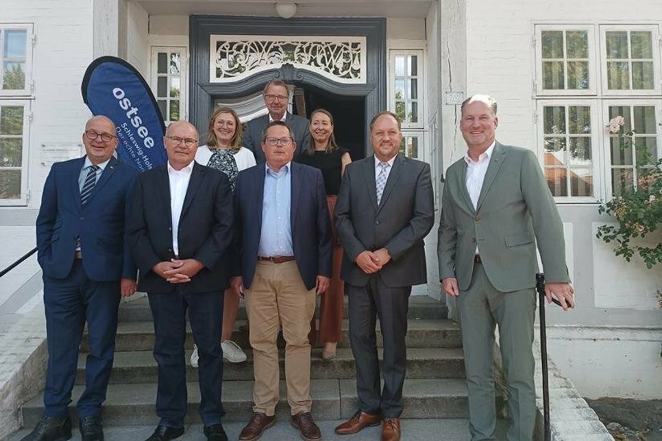 OHT Geschäftsführerin Katja Lauritzen, ihre Stellvertreterin Julia Bünting sowie der OHT Vorsitzende Jörg Weber mit den neu gewählten Mitgliedern des Vorstandes und Marketingbeirates: vorne v.l.n.r: Jörg Weber, Vorstandsvorsitzender des OHT, Lars Widder, Werkleiter Tourist-Service Schönberg, Sebastian Rieke, Bürgermeister Grömitz, Timo Gaarz, Landrat Kreis Ostholstein, Björn Demmin, Landrat Kreis Plön hinten v.l.n.r.: Katja Lauritzen, GF OHT, Armin Korok, Teamleiter Tourismus-Service Glücksburg, Julia Bünting stellv. GF OHT Bild: OHT