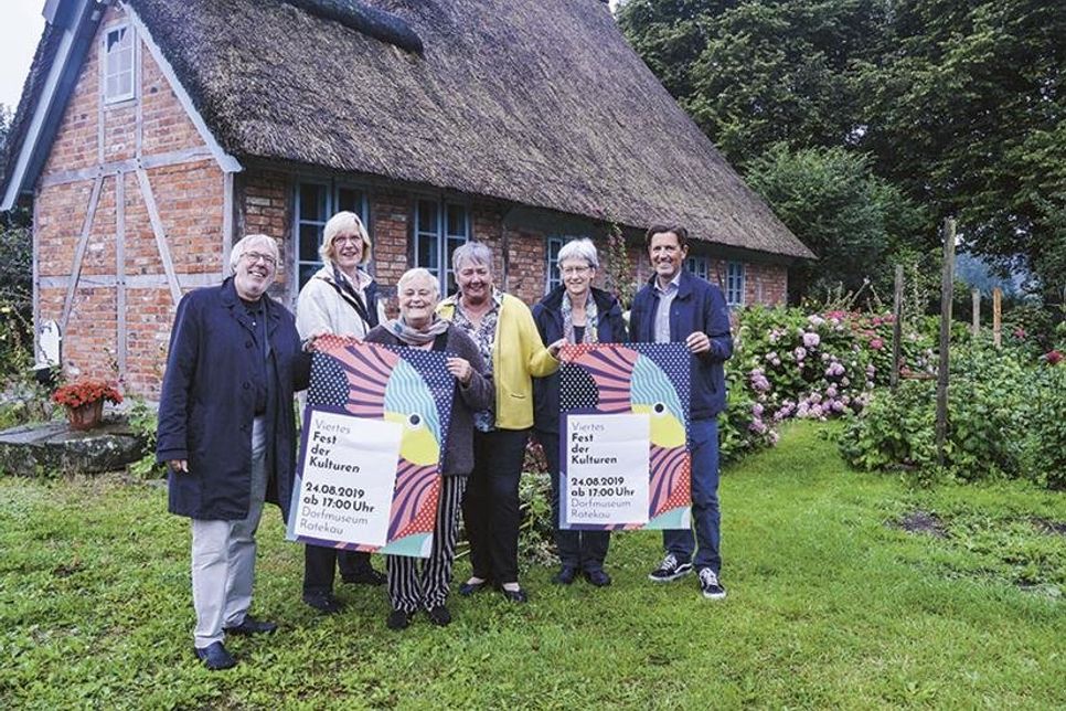 Fraktionsübergreifend haben SPD, Grüne und BfG wieder in Zusammenarbeit mit der Gemeinde die Organisation des buntes Festes übernommen: Karl-Heinz Georg (SPD, v.l.), Corina Harnack (BfG), Gaby Braune (Grüne), Bürgervorsteherin Gaby Spiller, Ratekaus Integrationsbeauftragte Elke Mazylis und Bürgermeister Thomas Keller.