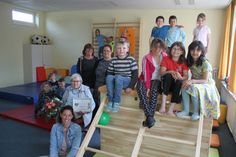 Schulleiterin Angela Haar, Spenderin Heinke Nitz, Insel-Leitung Christel Albrecht und Vorsitzende des Fördervereins Nicole Paustian bei der Spendenübergabe im Bewegungsraum.