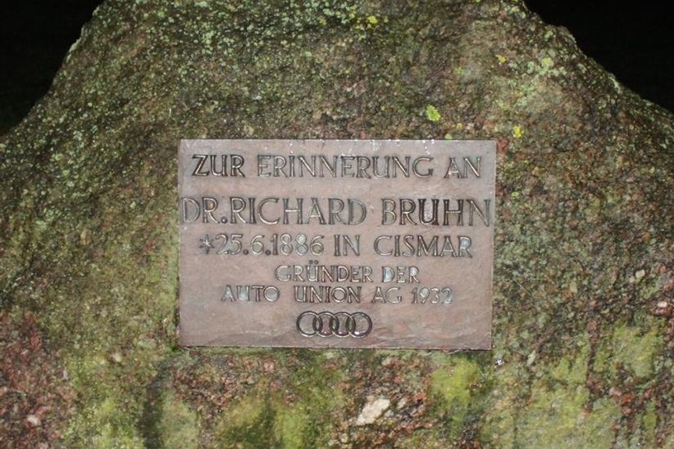 Der Gedenkstein für Richard Bruhn vor dem Klosterkrug in Cismar steht dort seit 20 Jahren.