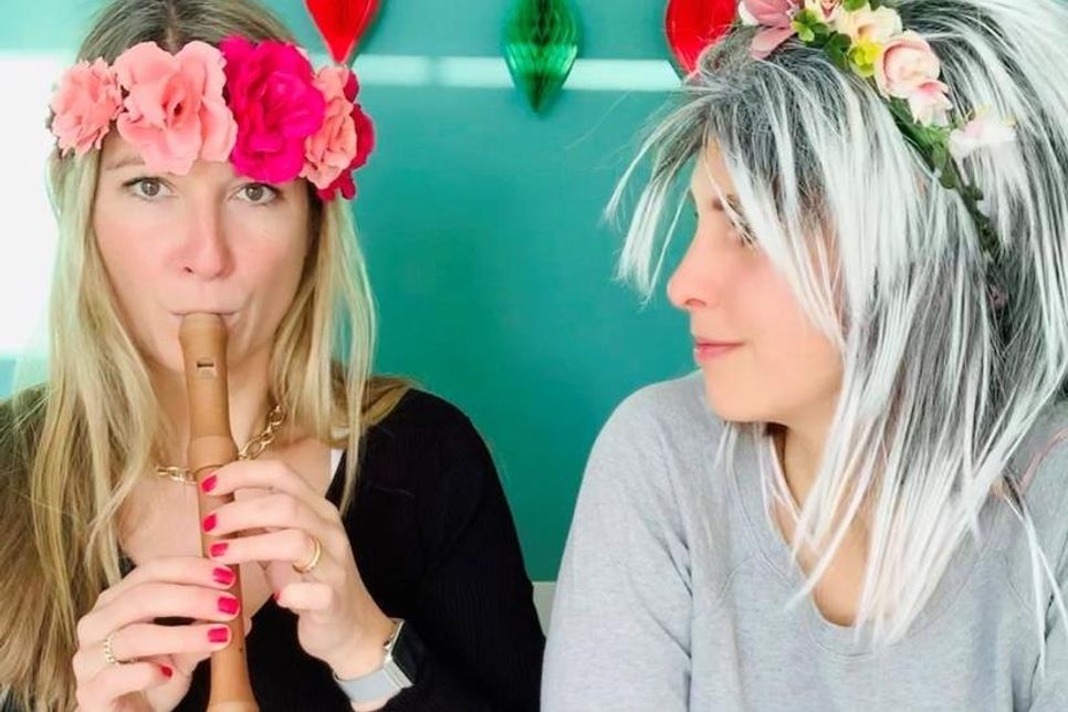 Hinter Türchen 15 hatte Gesche Muchow (lks.) beispielsweise die Aufgabe, Kristina Kolbe zum Lachen zu bringen.