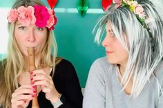 Hinter Türchen 15 hatte Gesche Muchow (lks.) beispielsweise die Aufgabe, Kristina Kolbe zum Lachen zu bringen.