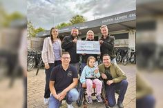 Die 5-jährige Hannah aus Ahrensbök freut sich mit ihren Eltern und Kevin Pirsig (l. Aktion Traumfänger) über die tolle Unterstützung durch den Fahrradverleih „Tobis Rad“ aus Scharbeutz (hintere Reihe von rechts).