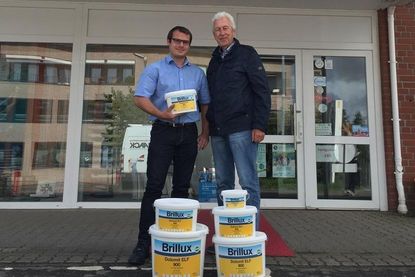 Tobias Haack und Eckert Groth bei der Spendenübergabe (v. re.).