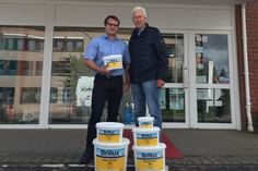 Tobias Haack und Eckert Groth bei der Spendenübergabe (v. re.).