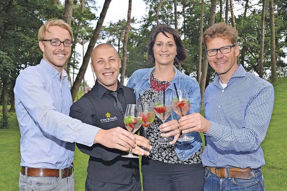 Stoßen zum „Bergfest“ des StrandKlubs mit Timm Beero, dem neuen Cocktail, an: Friedrich Flüh (TSNT-Veranstaltungsabteilung), Andreas Günther („Cocktail-Revolution“), Marketingleiterin Silke Szymoniak und Tourismuschef Joachim Netz. (Foto: René Kleinschmidt)