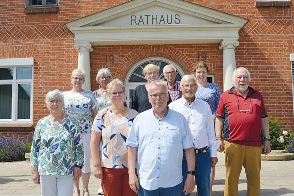 Der frisch gewählte neue Vorsitzende Jürgen Fischer (vorn) mit seinem Beirats-Team und Bürgermeisterin Julia Samtleben.