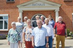 Der frisch gewählte neue Vorsitzende Jürgen Fischer (vorn) mit seinem Beirats-Team und Bürgermeisterin Julia Samtleben.
