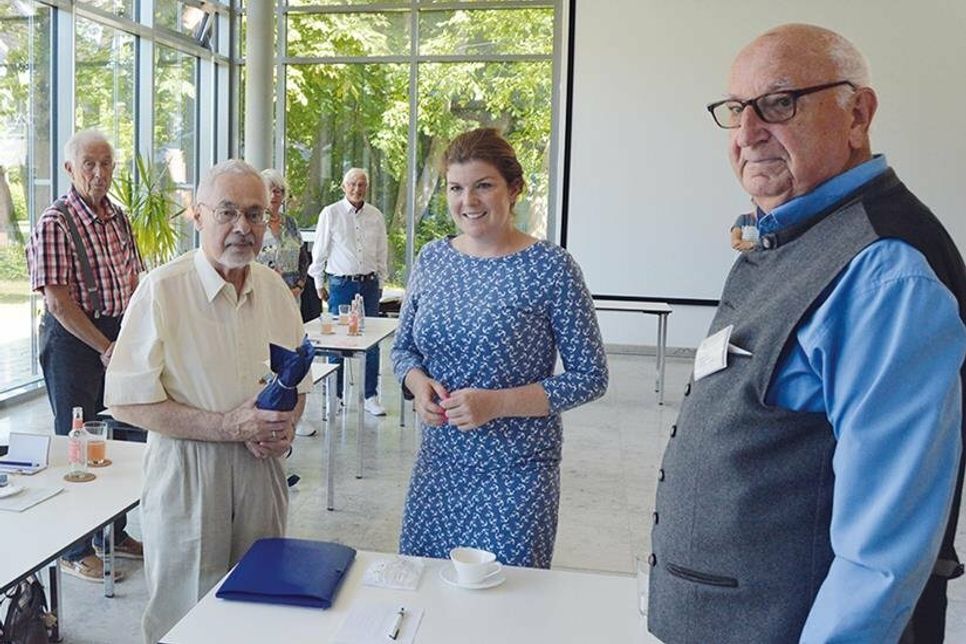 Stockelsdorfs Bürgermeisterin Julia Samtleben und Wilfried Lühr (r.),  Kreisseniorenbeiratsvorsitzender, dankten dem langjährigen Vorsitzenden des Stockelsdorfer Seniorenbeirates für sein großes Engagement.