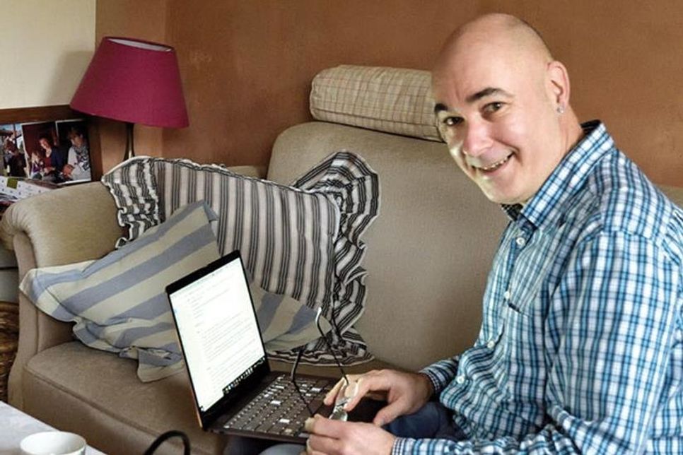 Unter der Leitung von Andrew Plummer sind die Teilnehmer an 10 Abenden zu Hause am Bildschirm gefordert, sich in der virtuellen Klönrunde einzubringen und die Mottenkiste ihres verstaubten Vokabulars nach brauchbaren Ausdrücken zu durchforsten, die eine lebendige Unterhaltung über „Gott und die Welt“ ermöglichen