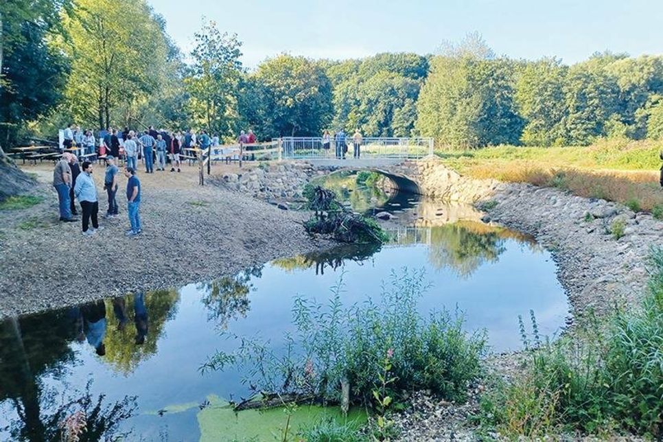 Zahlreiche Institutionen waren an der Verwirklichung des Auenprojektes beteiligt. Entsprechend groß war die Anzahl der Gäste, die sich an der Aubrücke zwischen Ratekau und Groß Parin einfanden.