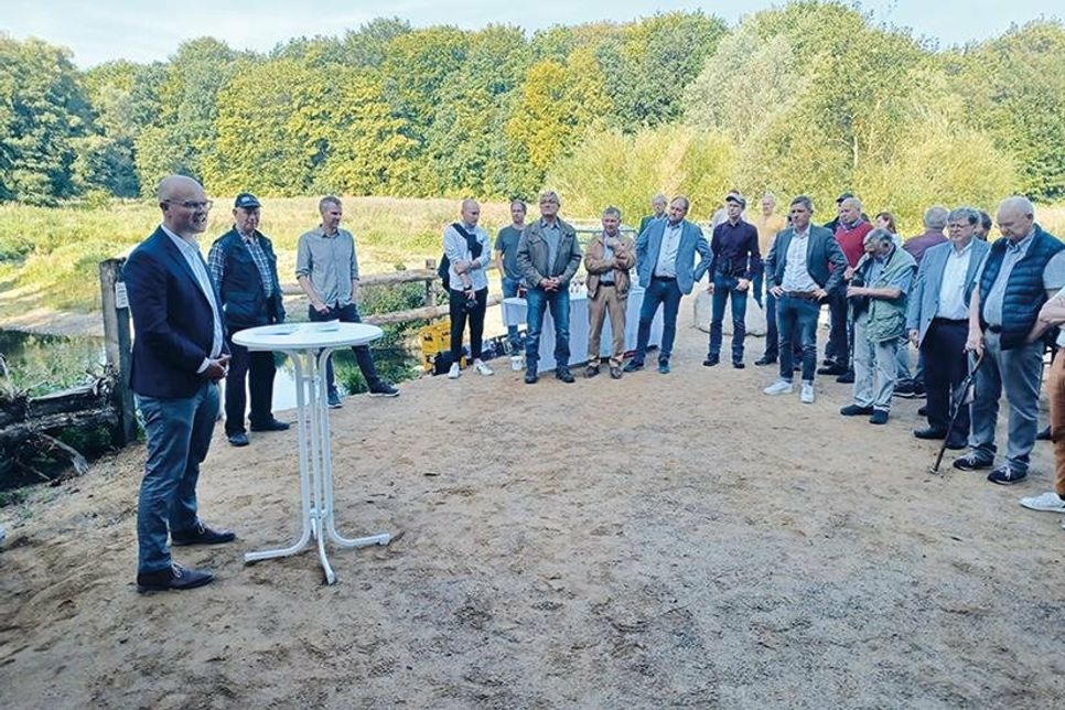 Umweltminister Tobias Goldschmidt und Robert Muus (2.v.l.) lobten das Auenprojekt als „Leuchtturm über die Grenzen Schleswig-Holsteins hinaus“.