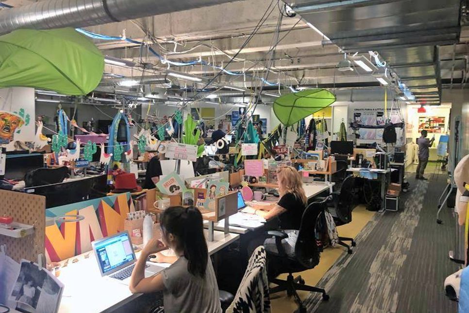 Zappos ist ein Äquivalent zu Zalando in Deutschland. Kundennähe und Identifikation seiner Mitarbeiter als Kern der Firmenphilosophie machen Zappos zu einem begehrten Arbeitgeber und erfolgreichem Einzelhandels Startup in den USA. Anders als die meisten Firmen ist der Firmensitz in im alten Rathaus von Las Vegas. Auch das hat einen Grund. Niedrigere Lebenshaltungskosten und ein attraktiver Standort für Freizeitfreunde sprechen für die Glückspielmetropole.