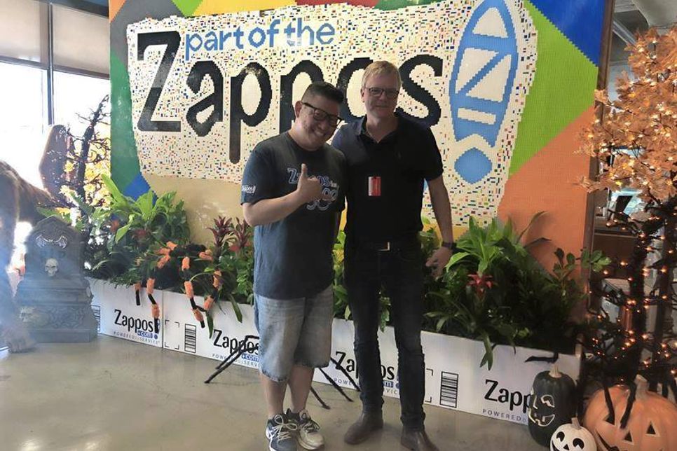 Zappos ist ein Äquivalent zu Zalando in Deutschland. Kundennähe und Identifikation seiner Mitarbeiter als Kern der Firmenphilosophie machen Zappos zu einem begehrten Arbeitgeber und erfolgreichem Einzelhandels Startup in den USA. Anders als die meisten Firmen ist der Firmensitz in im alten Rathaus von Las Vegas. Auch das hat einen Grund. Niedrigere Lebenshaltungskosten und ein attraktiver Standort für Freizeitfreunde sprechen für die Glückspielmetropole.