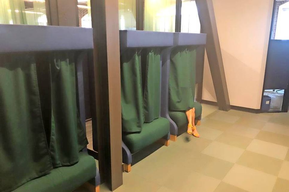 Workwise in San Francisco. Co Working Spaces sind ein wichtiger Faktor im Silicon Valley. Viele Unternehmen benötigen sich ständig verändernde Büros. Im Bild ist eine „Telefonzelle“ als Rückzugsmöglichkeit zum telefonieren. Konferenzräume Gesprächszelte und reichlich Schreibtische sind ebenso vorhanden wie freie Getränke,