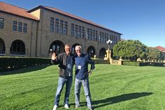 Uwe und Sven Muchow vor dem Hauptgebäude der legendären Stanford University. Sie ist heute neben einer Universität vor allem ein idealer Ort, sich ein hervorragendes Netzwerk für eine große Karriere aufzubauen. Hochkarätige Dozenten wie Condoleezza Rice gehören zum guten Ton wie auch die Studiengebühren. 250.000 Dollar darf man schon einplanen. Studentenzimmer inklusive, Parkgebühren extra.
