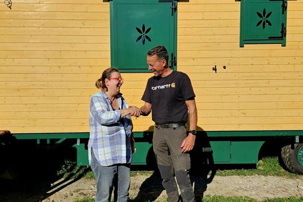 Carola Kollwitz (Leitung des freien Kindergarten Morgenstern) und Mirko Schmeiser ( Inhaber Garten- und Landschaftsbau Schmeiser) vor dem neuen Bauwagen der Naturgruppe.