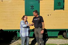 Carola Kollwitz (Leitung des freien Kindergarten Morgenstern) und Mirko Schmeiser ( Inhaber Garten- und Landschaftsbau Schmeiser) vor dem neuen Bauwagen der Naturgruppe.