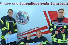 Matthias Kallweit, David Siegmund, Karsten Schönfeldt und Sebastian Levgrün (v. lks.) mit den ersten Kunstwerken der Kids.